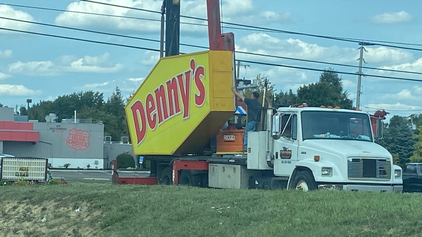 denny's restaurant sign